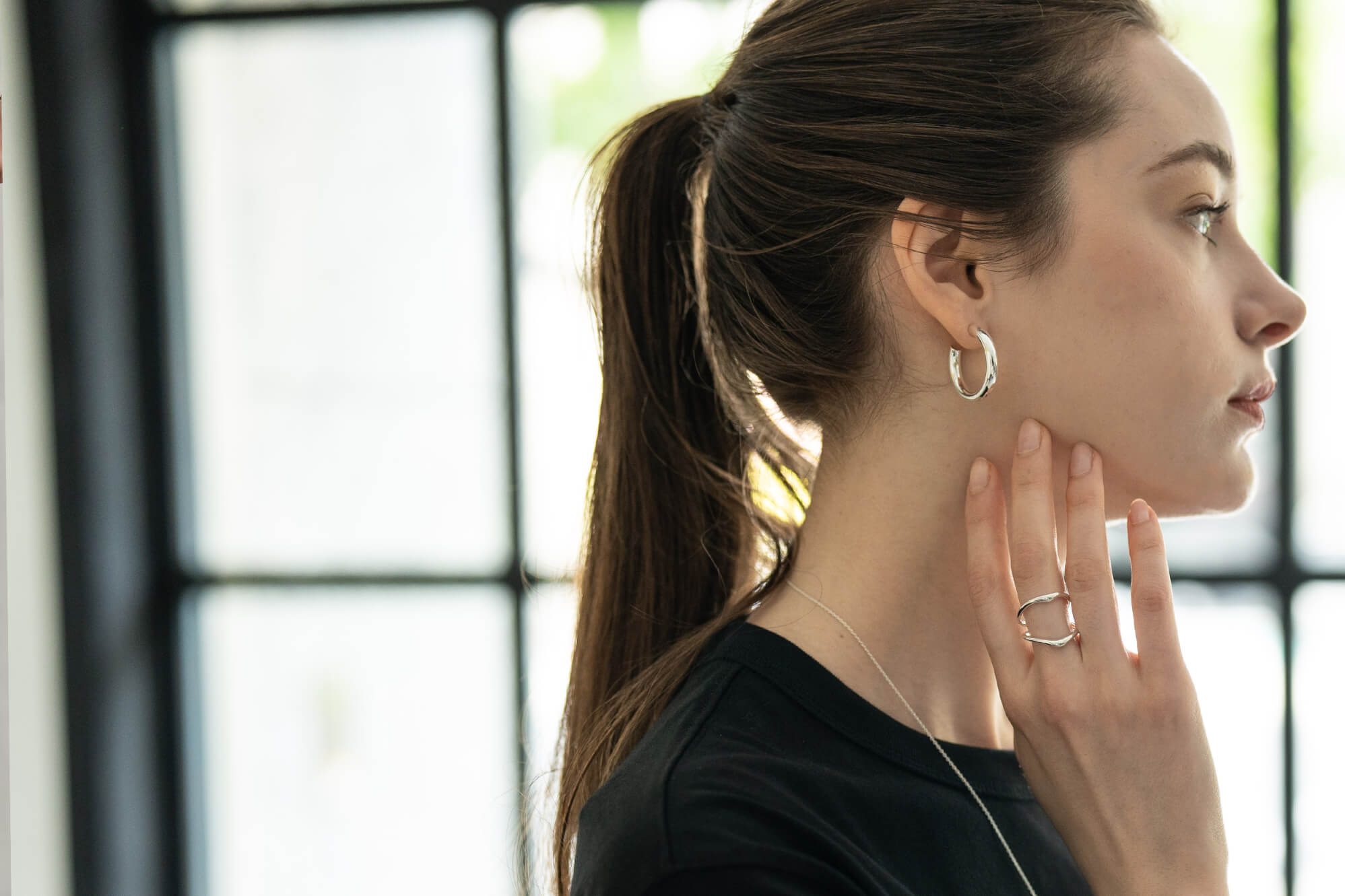 まとめ髪でフープピアスが主役の夏のコーデ