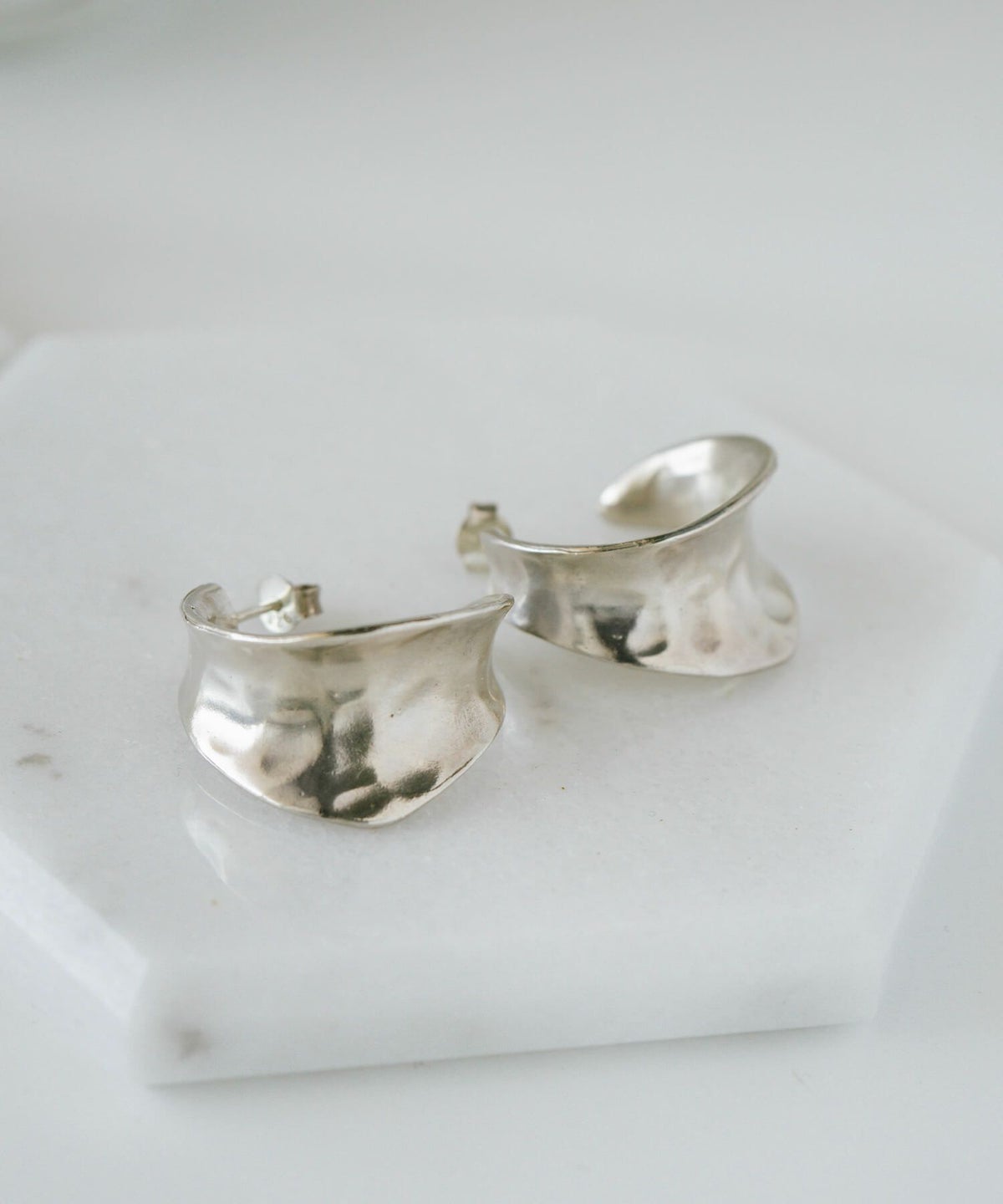 【雑誌掲載アイテム】シルバー925 大ぶり フープピアス 【CORNETTO コルネ】 変色防止仕上げ 両耳用 silver925 内反り 金属アレルギー 安心 ピアス レディース ジュエリー アクセサリー キャッチピアス おしゃれ