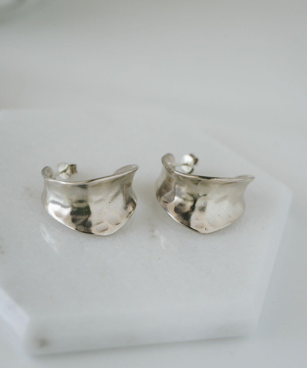 【雑誌掲載アイテム】シルバー925 大ぶり フープピアス 【CORNETTO コルネ】 変色防止仕上げ 両耳用 silver925 内反り 金属アレルギー 安心 ピアス レディース ジュエリー アクセサリー キャッチピアス おしゃれ