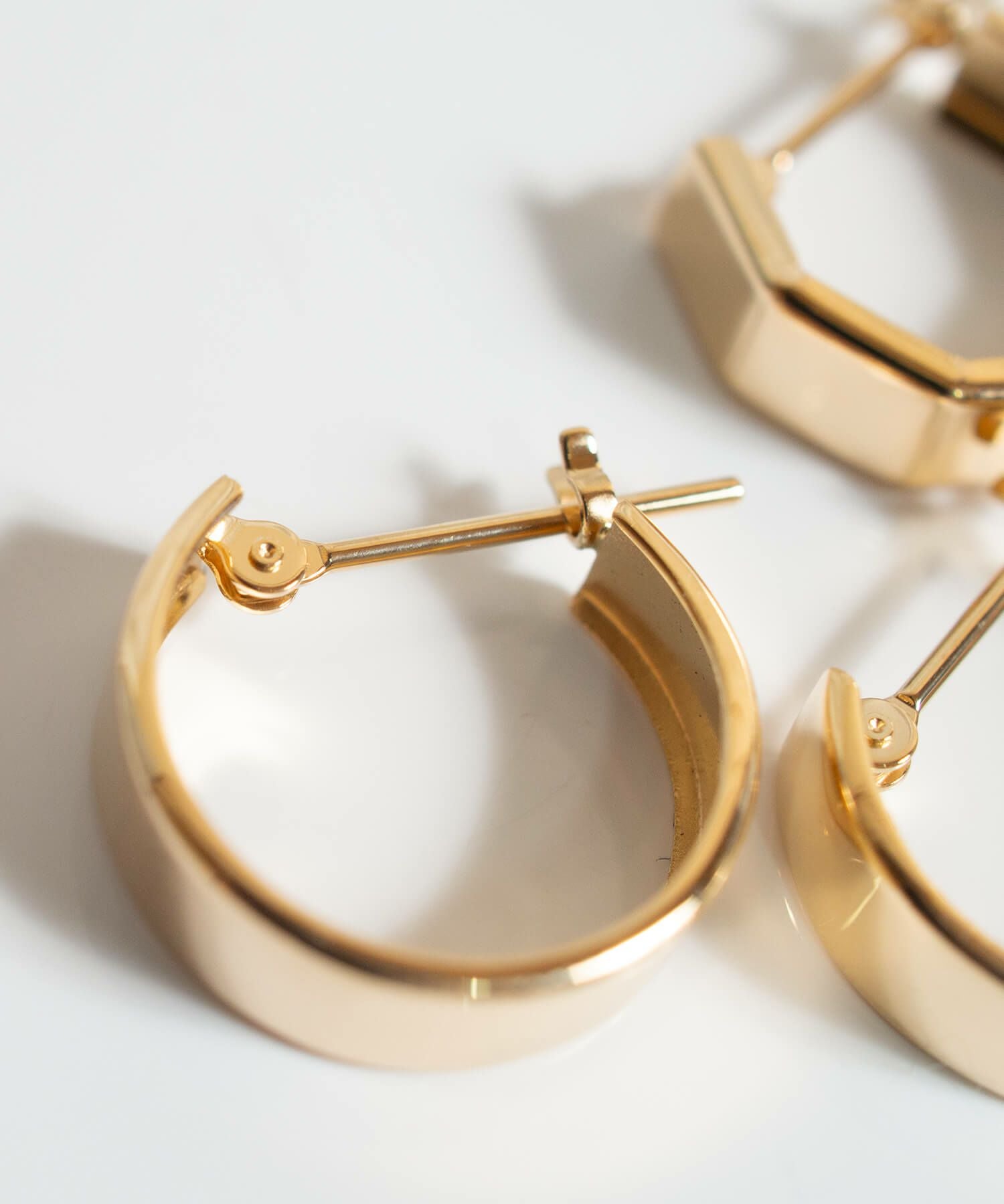 K18 Huggie Hoop Earrings SOLUA -ソルア- | Ops.(オプス)公式ストア