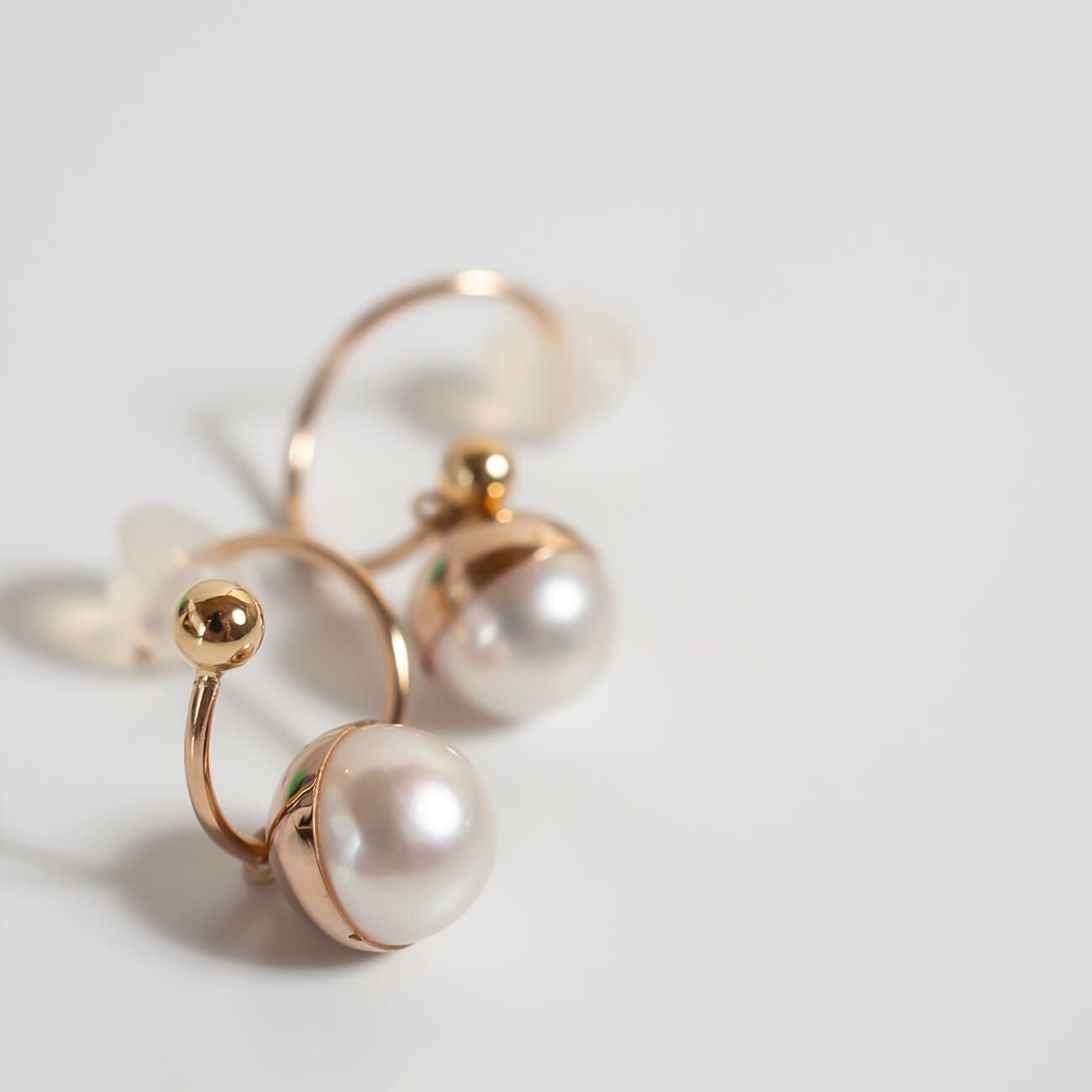 K18 Ping Gold Swirl Pearl Earrings SUZURAN -スズラン- | Ops