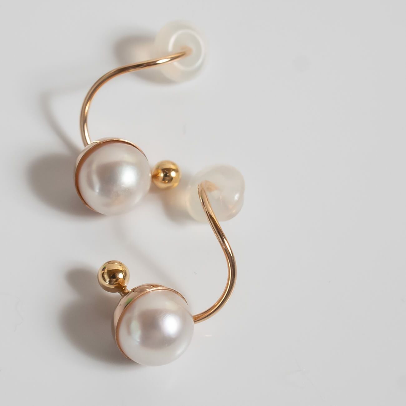 K18 Ping Gold Swirl Pearl Earrings SUZURAN -スズラン- | Ops