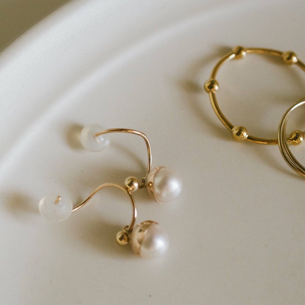 K18 Ping Gold Swirl Pearl Earrings SUZURAN -スズラン- | Ops