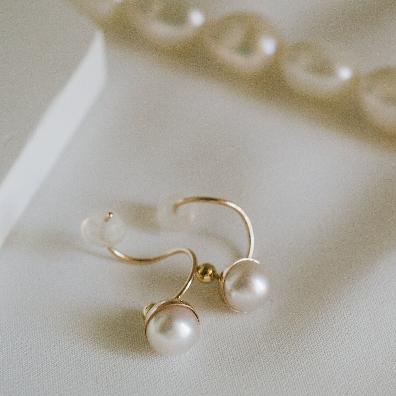 K18 Ping Gold Swirl Pearl Earrings SUZURAN -スズラン- | Ops