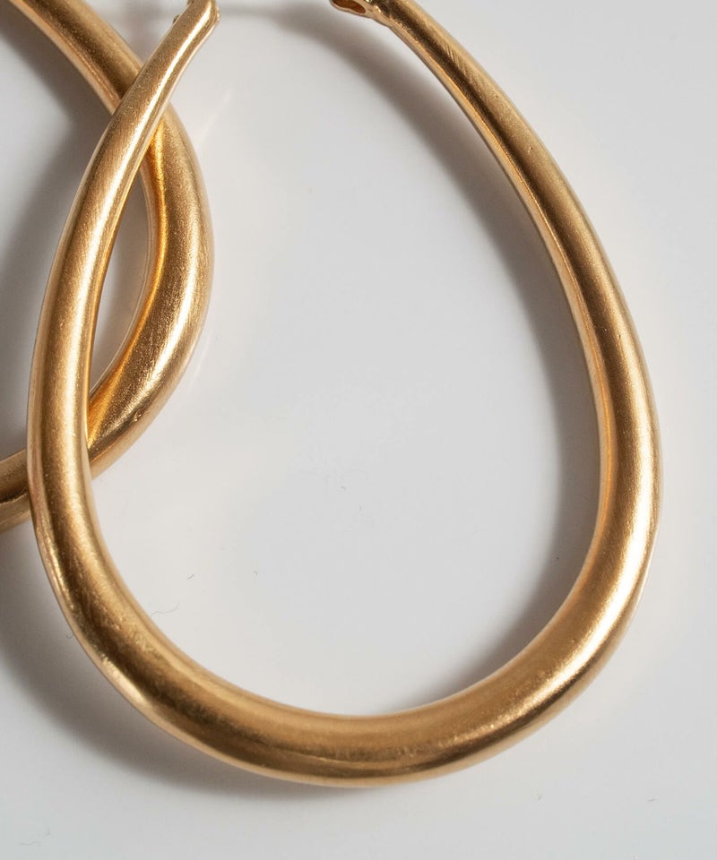 大ぶりでも派手になり過ぎないセミマット仕上げ。