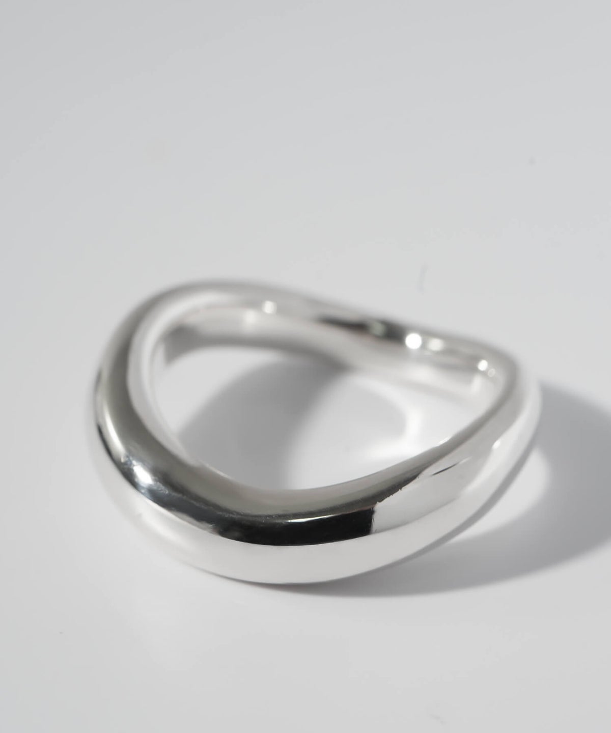 ぽってりと厚みのあるアーム。