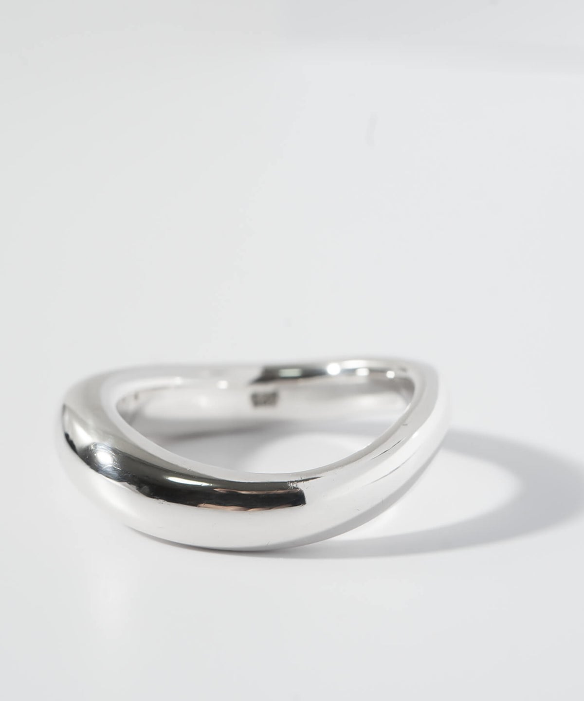 指に馴染む緩やかなウェーブライン。