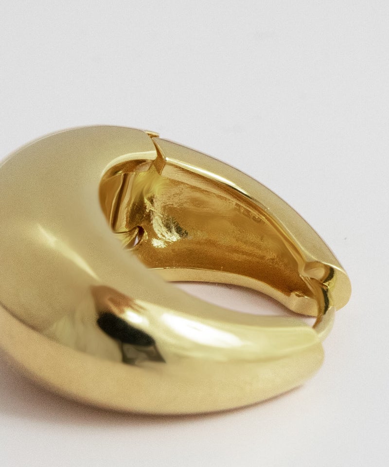 軽やかな色味のライトゴールド。