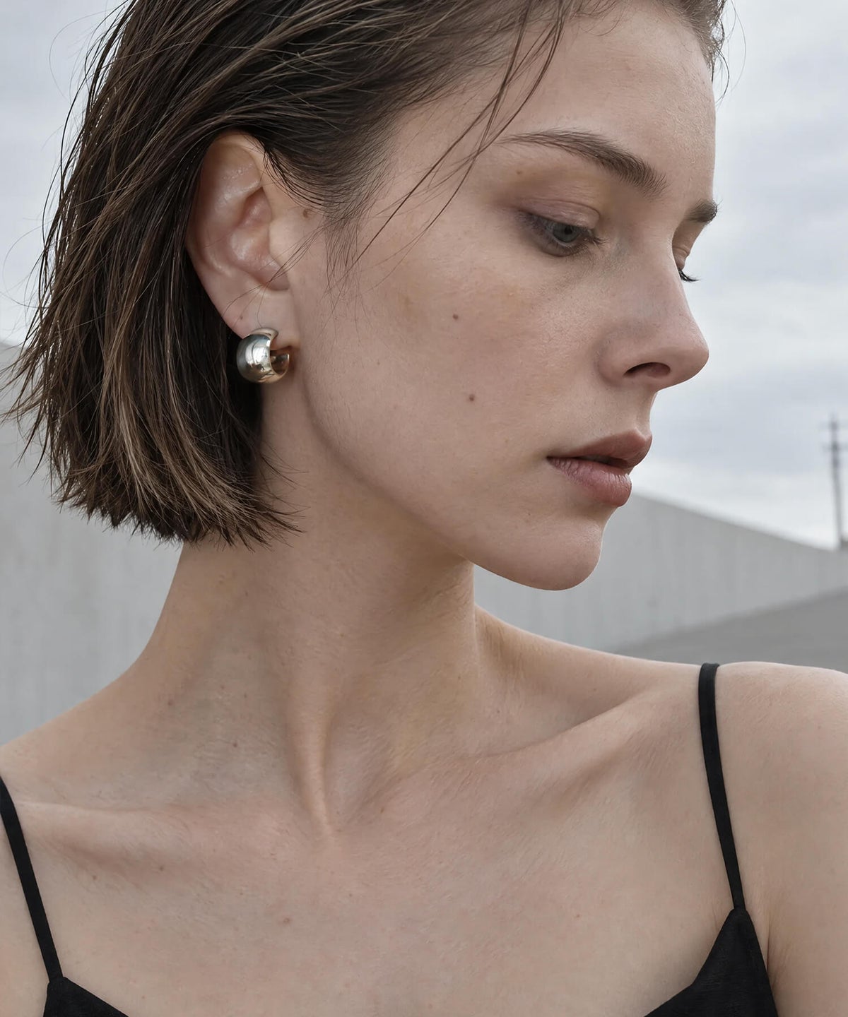 シルバー925 大ぶりフープピアス カッピオ ボブヘアに合わせた横顔の着用イメージ