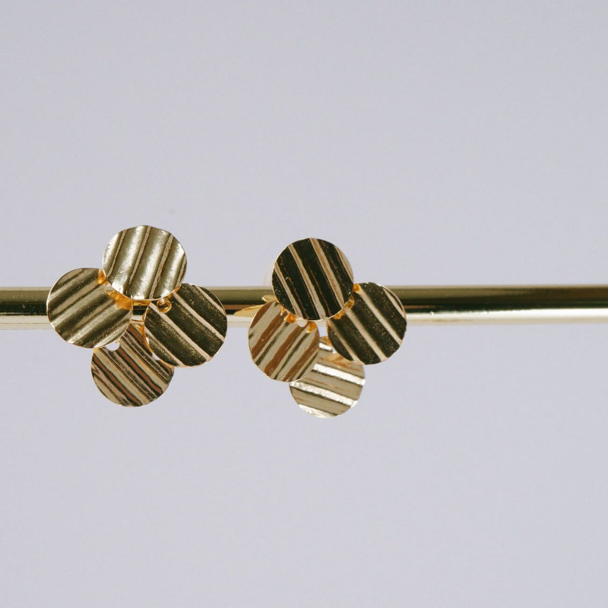 クローバーピアス金属アレルギー対応k10【fortuna-clava-peフォルトゥナ・クラハ】スタッドピアス小ぶり10金10kゴールド植物ピアス花フラワー華奢繊細ピアスレディースジュエリーアクセサリープレゼントカジュアルおしゃれ人気ピアス両耳