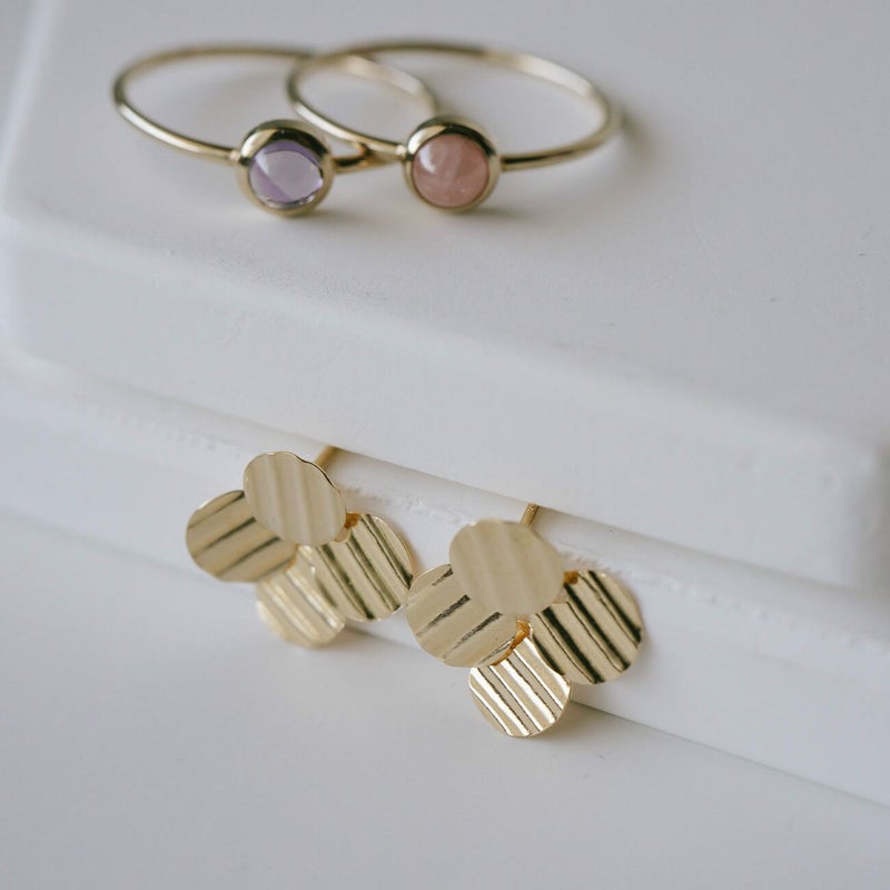 クローバーピアス金属アレルギー対応k10【fortuna-clava-peフォルトゥナ・クラハ】スタッドピアス小ぶり10金10kゴールド植物ピアス花フラワー華奢繊細ピアスレディースジュエリーアクセサリープレゼントカジュアルおしゃれ人気ピアス両耳