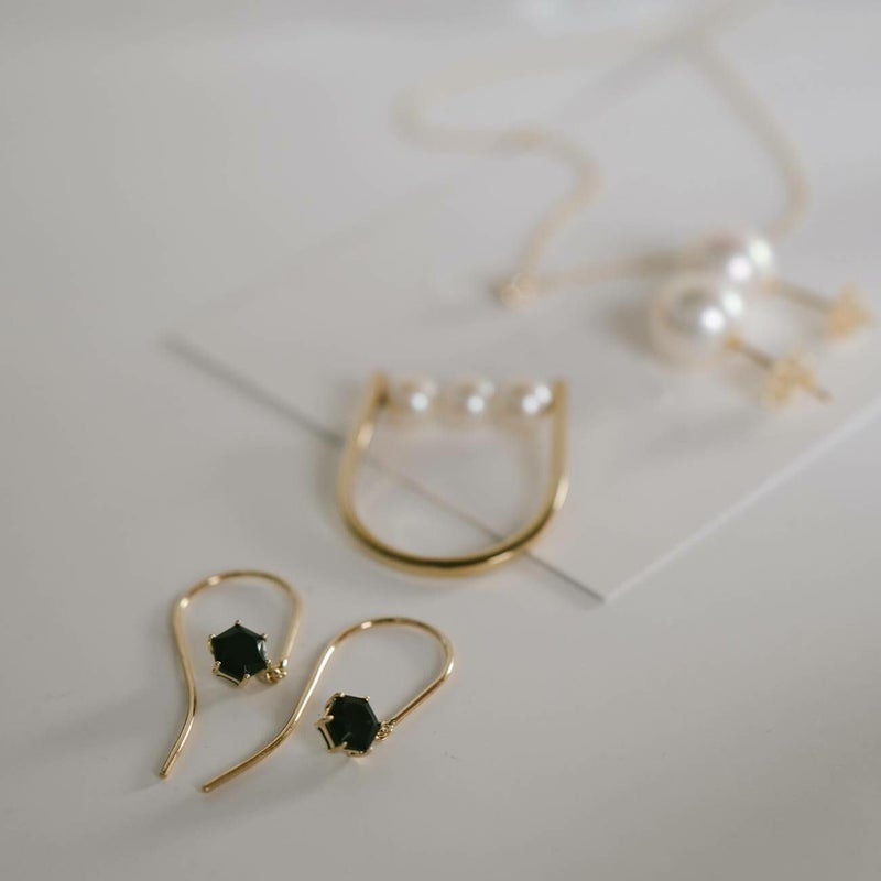 フックピアス天然石金属アレルギー対応【tresor-penta-peトレゾール・ペンタ】ピアス10K10金k10オレンジカーネリアンブラックオニキスピアス小さめ小揺れる小ぶり六角形ピアスエレガントかわいい石パワーストーンお守り繊細