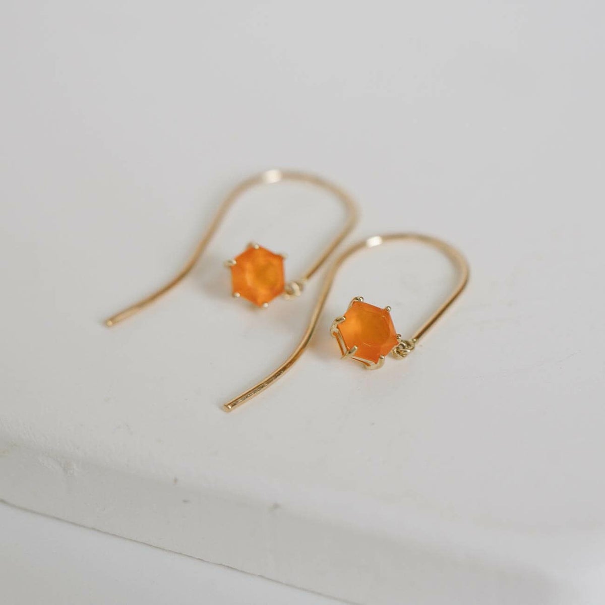 フックピアス天然石金属アレルギー対応【tresor-penta-peトレゾール・ペンタ】ピアス10K10金k10オレンジカーネリアンブラックオニキスピアス小さめ小揺れる小ぶり六角形ピアスエレガントかわいい石パワーストーンお守り繊細