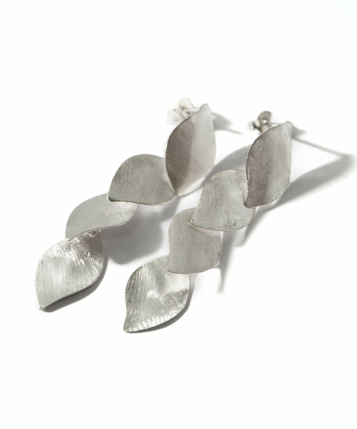 ピアス金属アレルギー対応【mielikki-lehtia-peミエリッキ・レフティア】軽い大ぶりピアスシルバーシルバー925キャッチ18K仕上げピアス揺れるかわいいゴールド大ぶりk18大きめピアス18金ニッケルフリー40代レディースファッション春