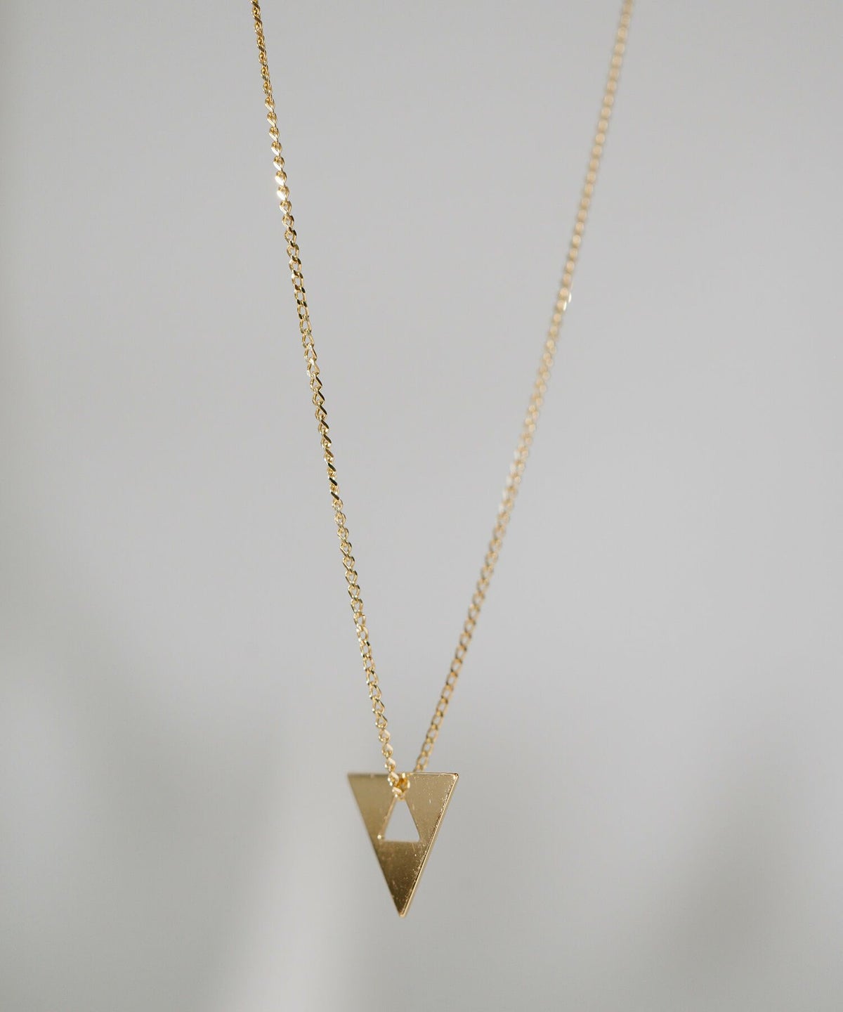 18kネックレスチェーンゴールド【fefy-nkフェフィ】三角トライアングルネックレスイエローゴールド18金金属アレルギー対応レディースシンプルジュエリーネックレスアクセサリーk18誕生日ギフト女性プレゼント大人カジュアルおしゃれシンプル