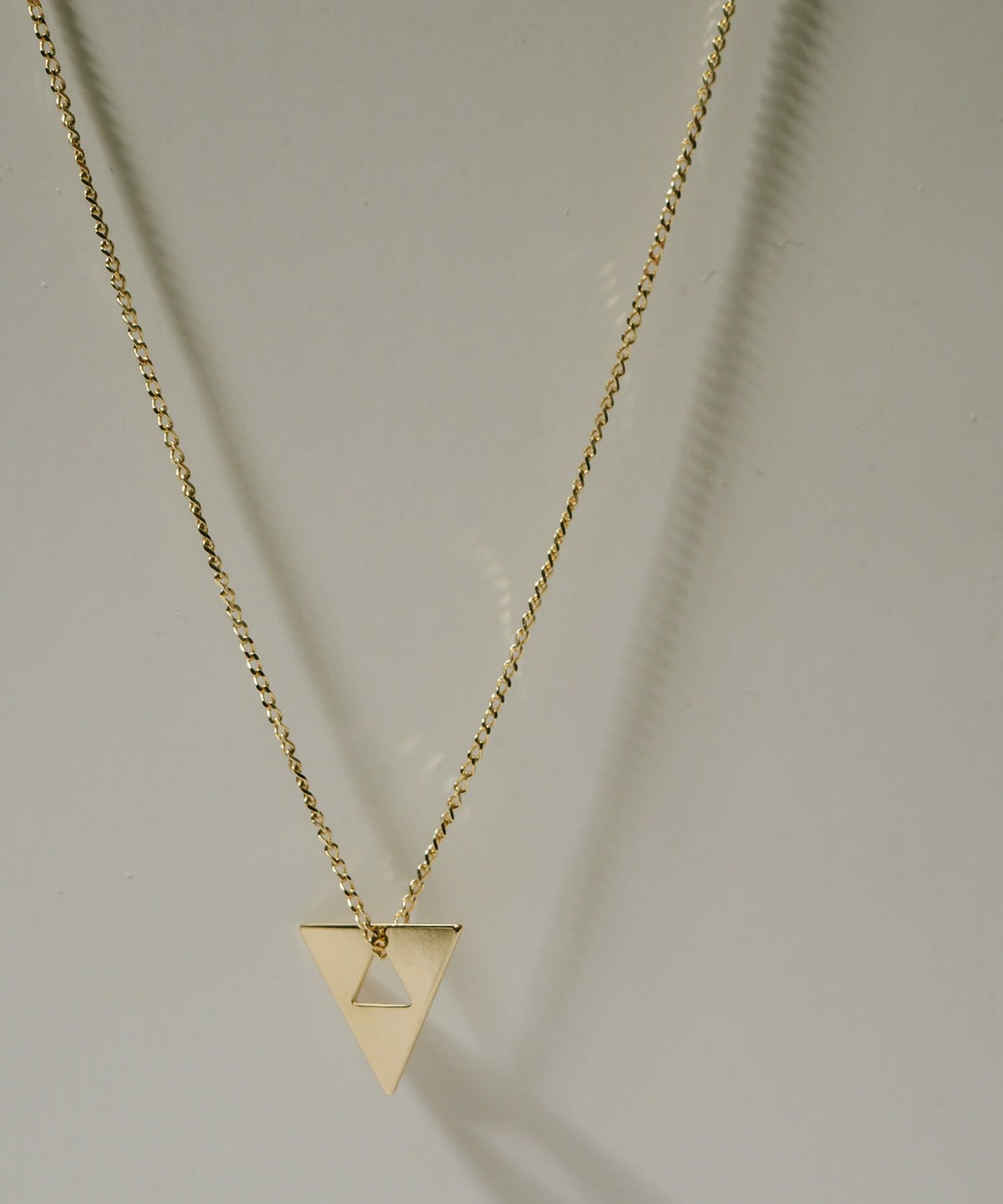 18kネックレスチェーンゴールド【fefy-nkフェフィ】三角トライアングルネックレスイエローゴールド18金金属アレルギー対応レディースシンプルジュエリーネックレスアクセサリーk18誕生日ギフト女性プレゼント大人カジュアルおしゃれシンプル