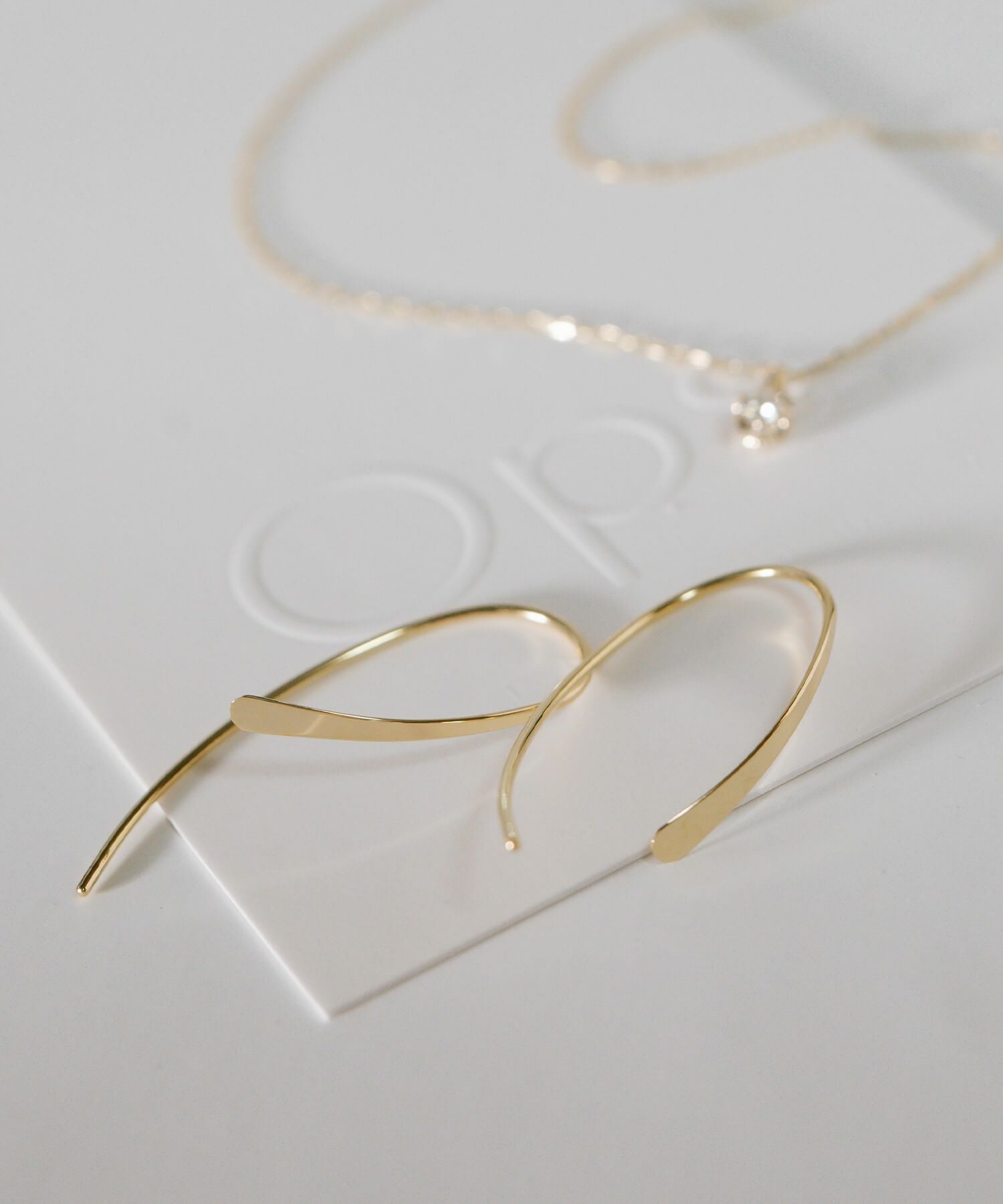 18k ピアス フープ 揺れる プラチナ 【 gouccia-middle ゴーチャ