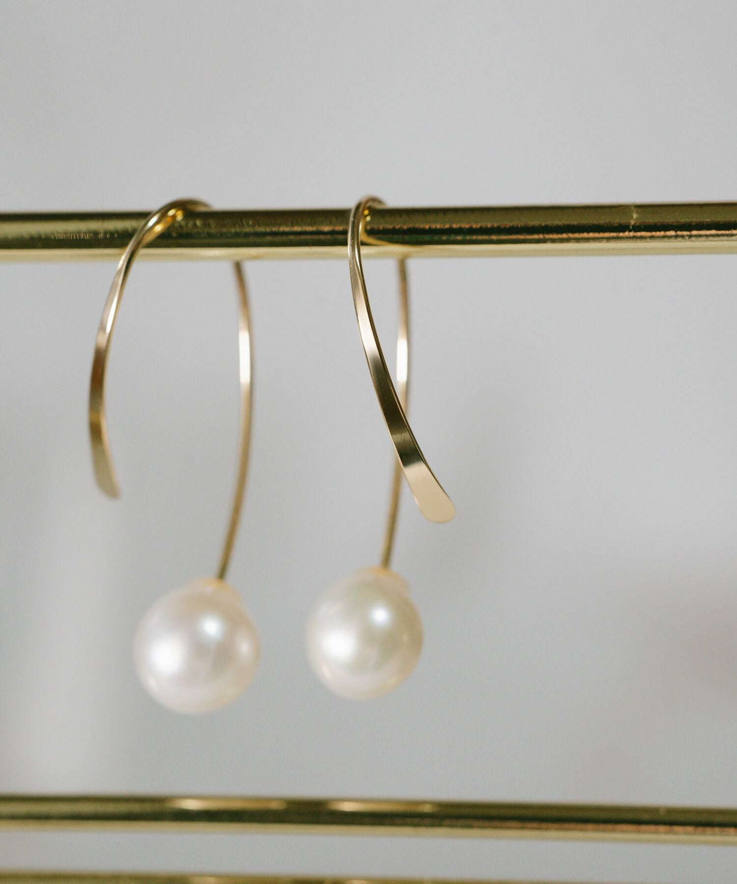 18k ピアス フープ 揺れる プラチナ 【 gouccia-middle ゴーチャ