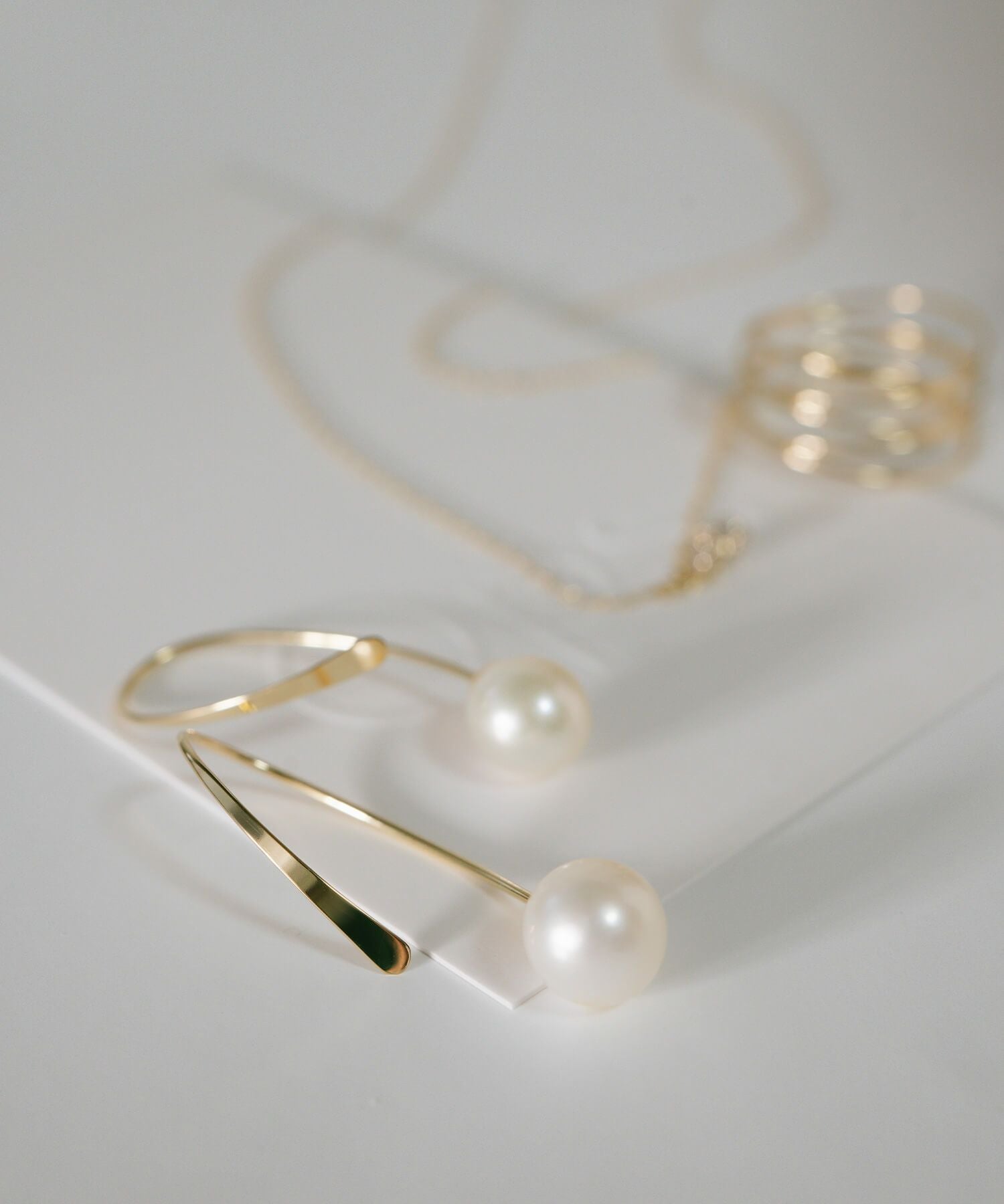18k ピアス フープ 揺れる プラチナ 【 gouccia-middle ゴーチャ