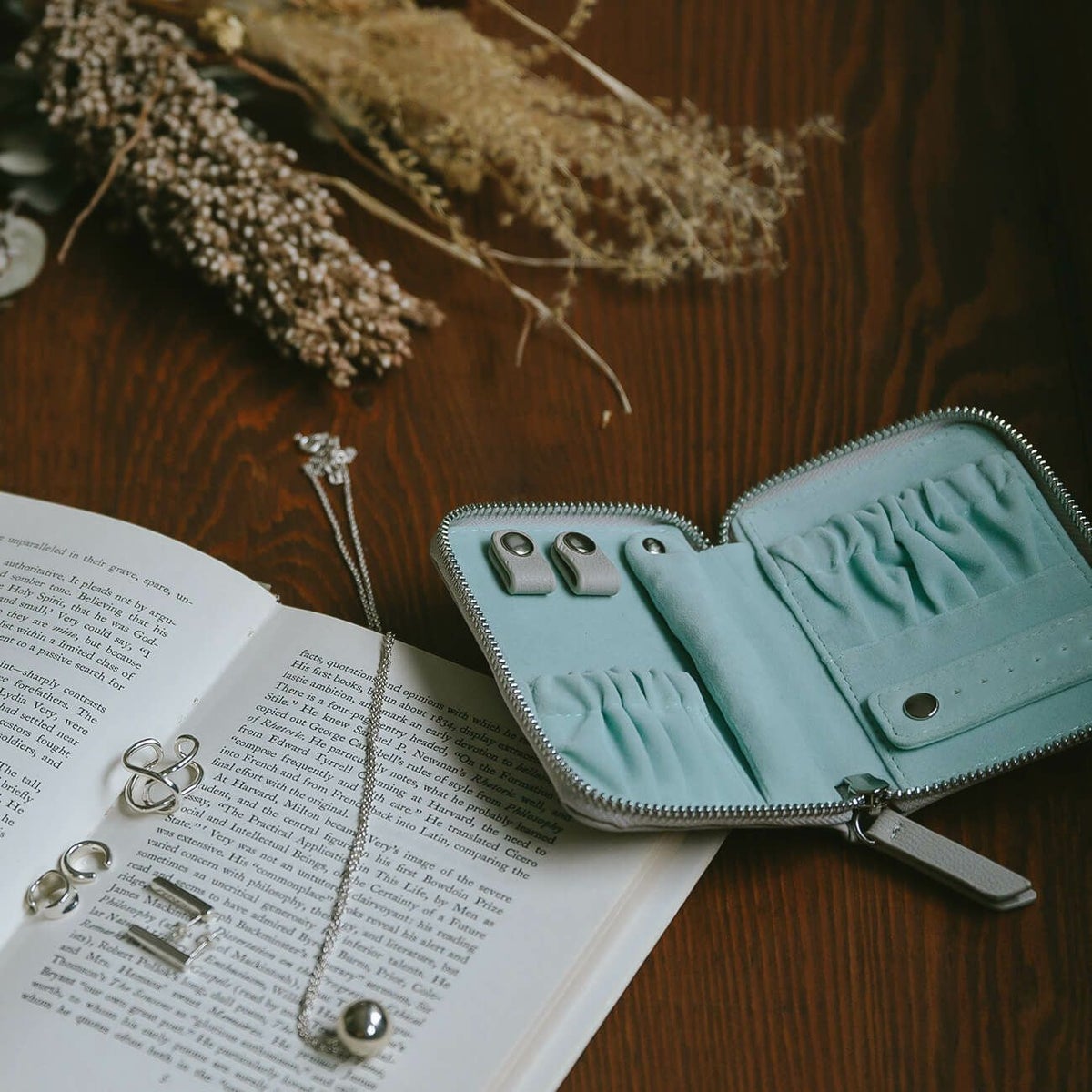 レザージュエリーポーチアクセサリーポーチ収納ジュエリーケースアクセサリーケース旅行用携帯用トラベル持ち運びレザー素材可愛いおしゃれデザインレディースファッションピアスリングネックレス