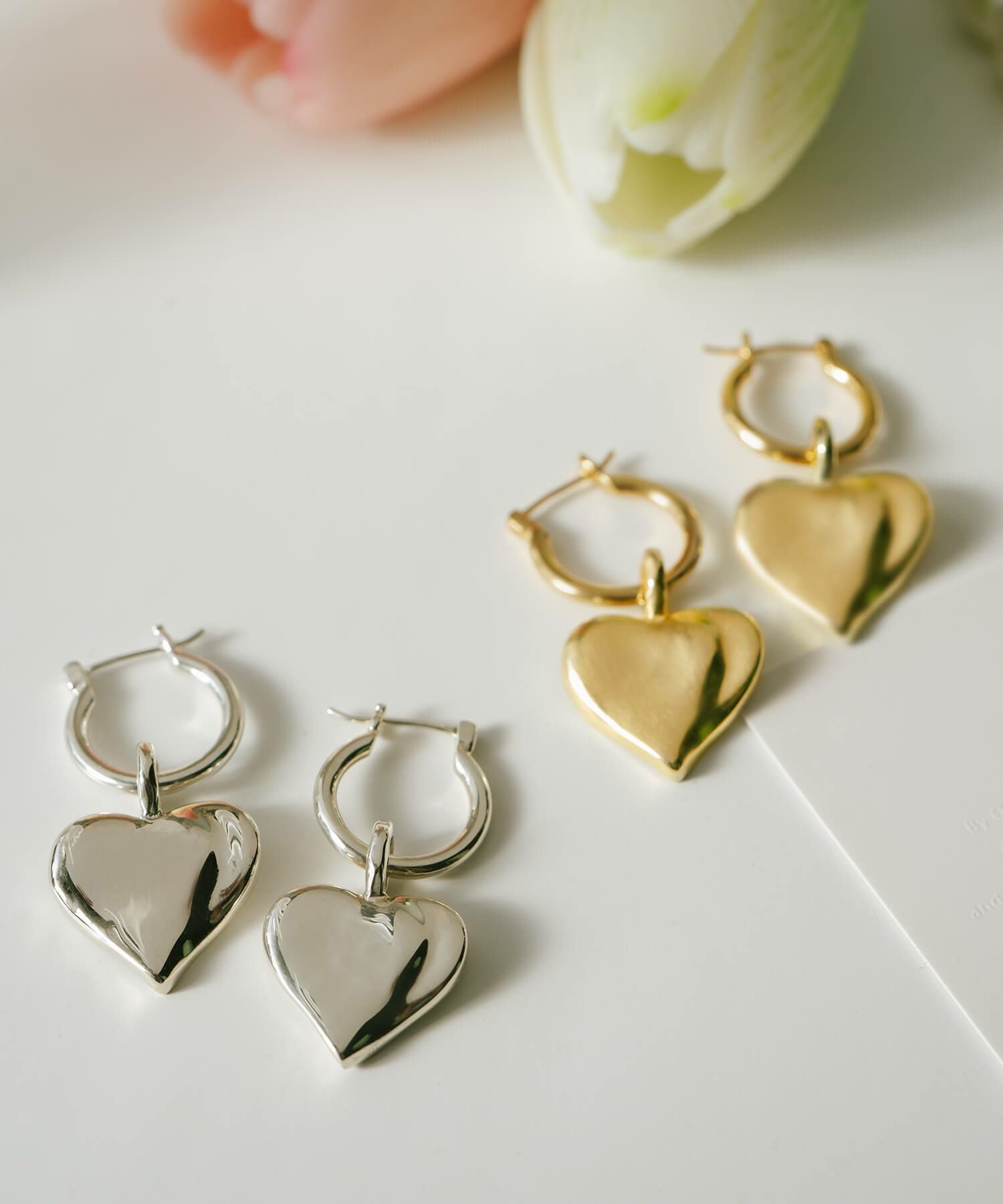ゴールド薔薇フレームと美しい大ぶりバラ束ハート ピアス♡❀ ピアス ハート フープピアス 【mellow-heart-pe メロウ・ハートピアス