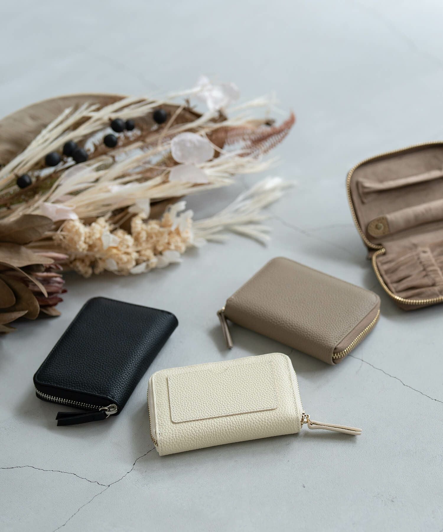 【国内正規品】WOLF Caroline レザージュエリーポーチ(アイボリー) Amazon｜【国内正規品】WOLF Caroline Zip Case ジュエリーポーチ