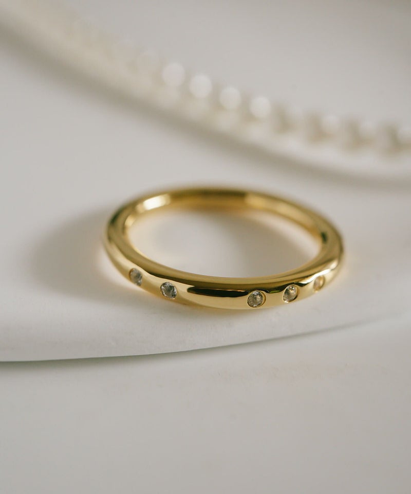 おしゃれなデザインのレディース指輪が、スタイリッシュに輝く瞬間を演出。