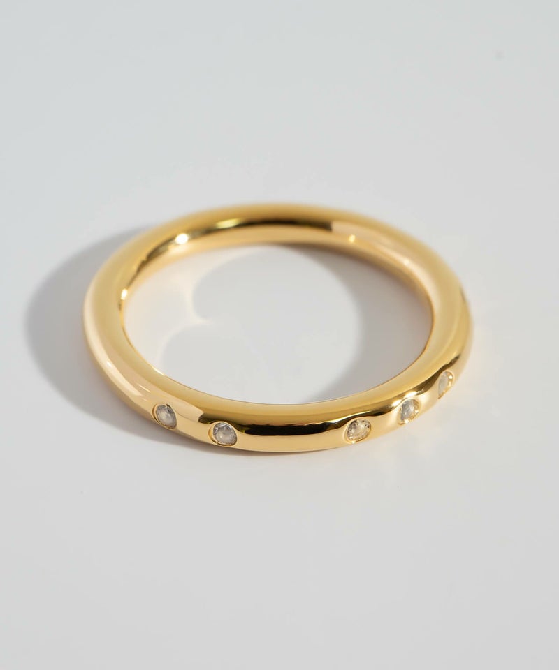 レディースのためにデザインされた美しいリングコレクション、毎日を彩るジュエリー。