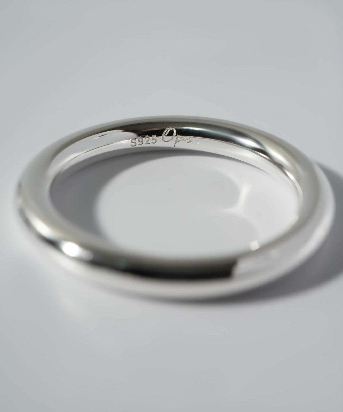 シルバー925素材の3mmラウンドリング、ミニマルで上品なジュエリーデザイン