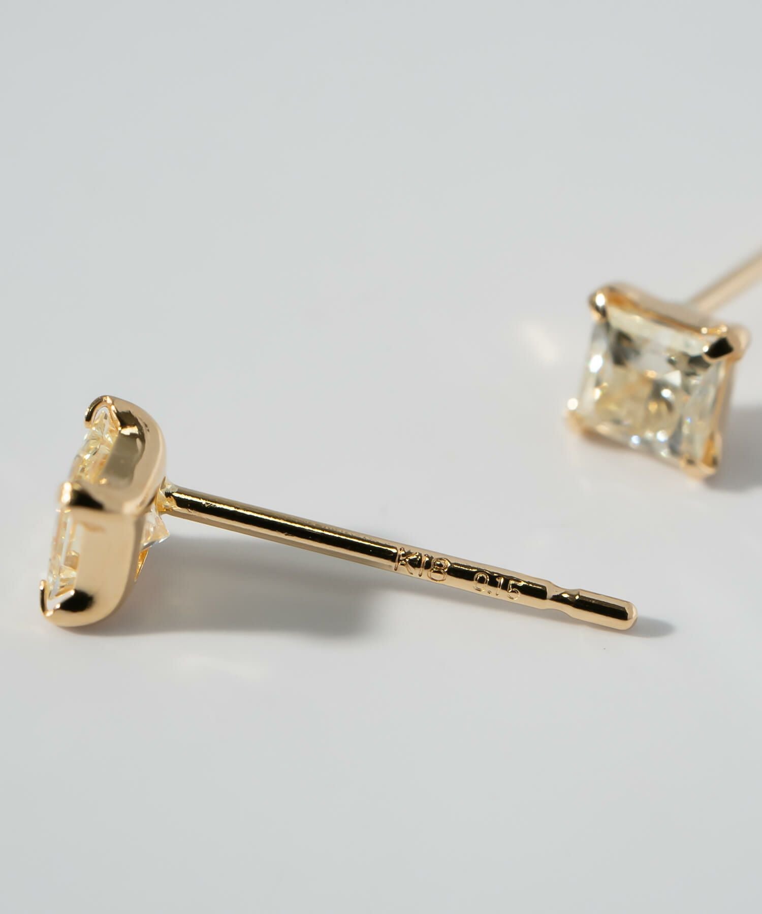 18K ダイヤモンド ピアス 一粒 プリンセスカット 【asteri-lumea