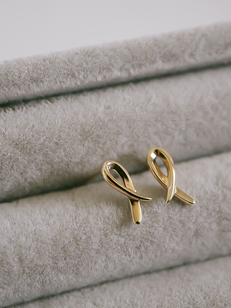 18k つけっぱなし ピアス  【elpia-pe エルピア】 k18 18金 ピアス ゴールド金属アレルギー リボン 小さめ 小ぶり 小さい シンプル 上品 繊細 エレガント 可愛い カジュアル フォーマル レディース ジュエリー アクセサリー 軽量 アウェアネスリボン ループリボン