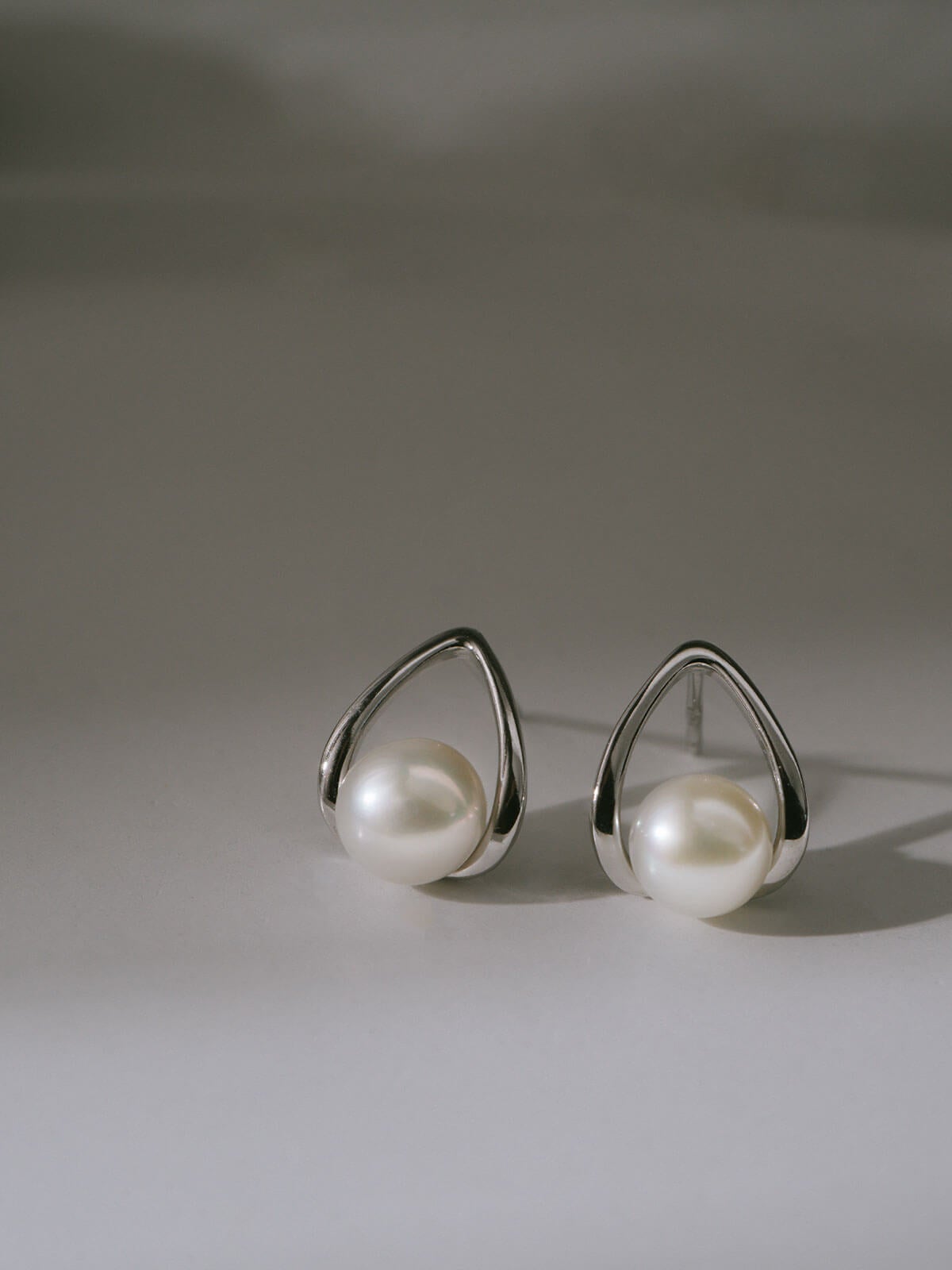 パール ピアス 一粒 ドロップ ぶら下がり シルバー925 金属アレルギー対応 フープ 【arne アルネ】 ドロップピアス 18k 仕上げ ピアス 真珠 普段 使い シルバー ゴールド ニッケルフリー シンプル ギフト プレゼント 女性 誕生日 クリスマス バレンタイン