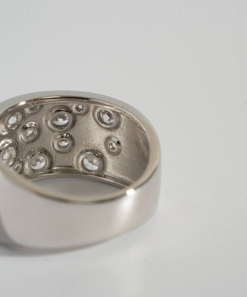 厚みは中折れ仕上げで軽量化。