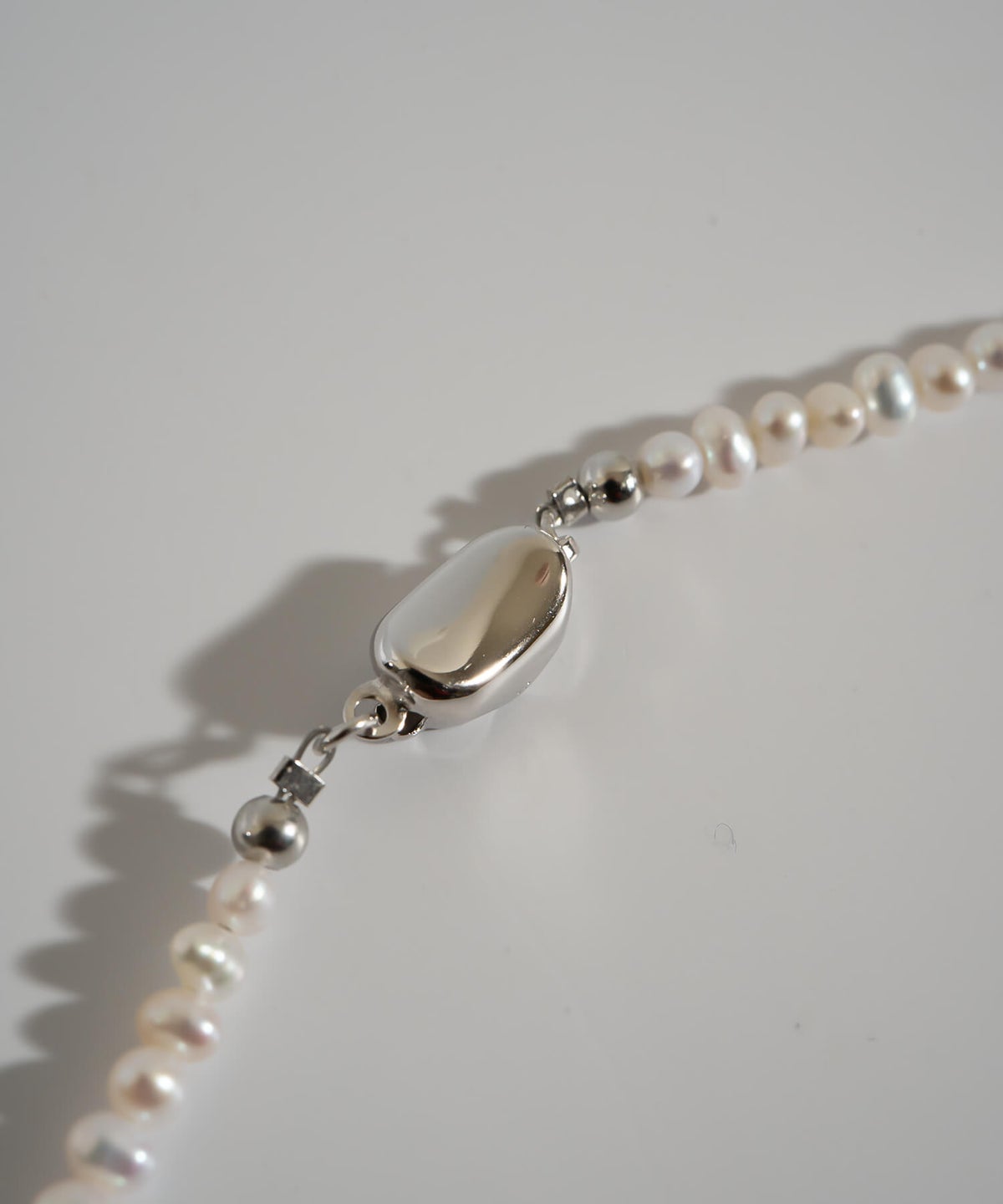 ビーンズ形のクリップ式留め具。