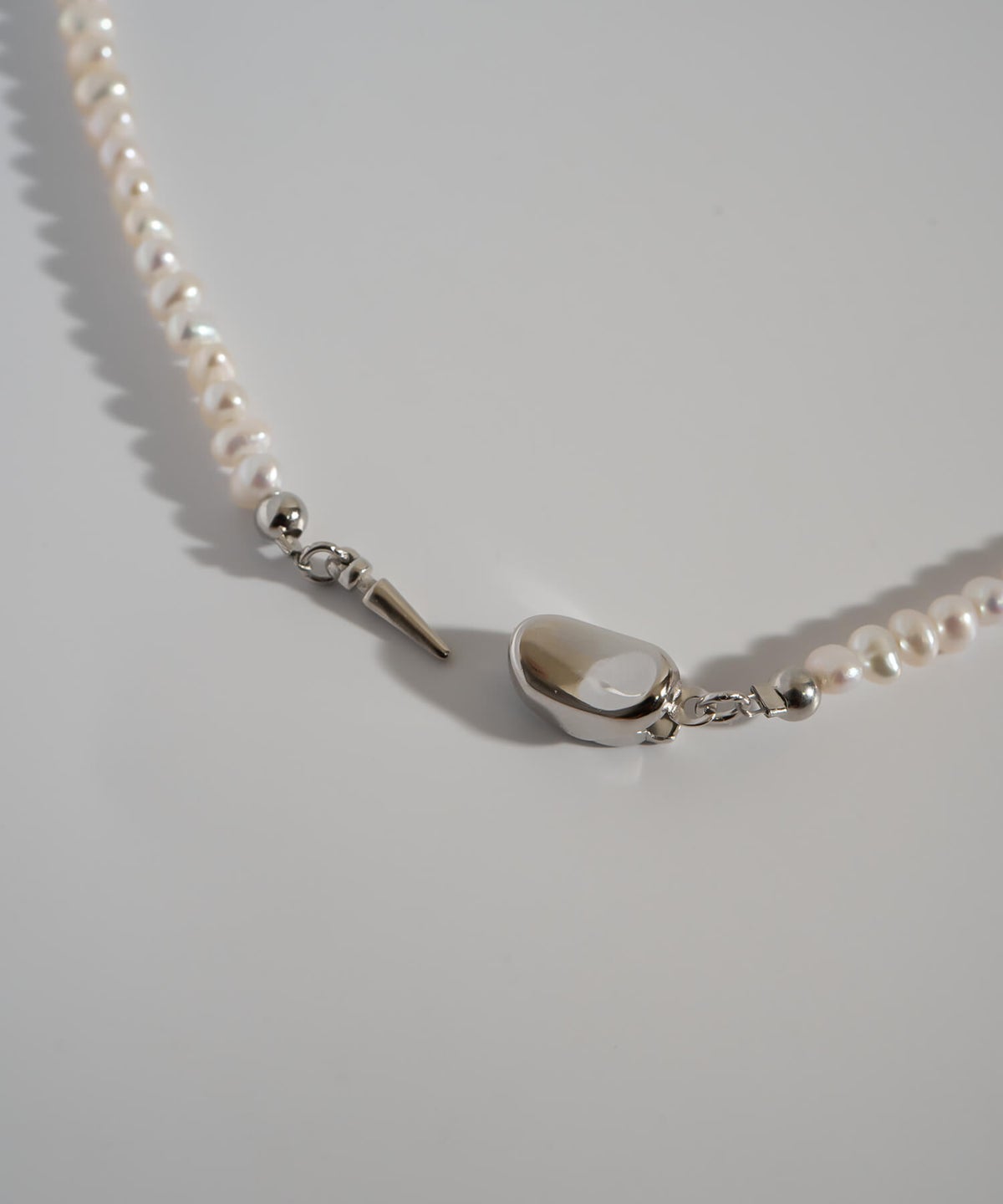 着用時はピンを押し込むとパチンとロック、外す時はクリップをつまんで開きます。